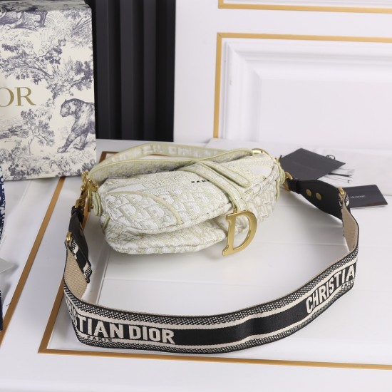 260Dior saddleOblique limited edition cd5501 embroidery gold D large size 255 x 20 x 65 cmBe a classic with classicsFashion is easy to pass away, classics will always existFashion is a cycleSaddle bags have witnessed the birth of the IT Bag to AntiIT Bag 