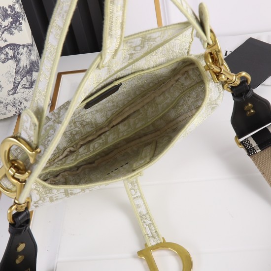 260Dior saddleOblique limited edition cd5501 embroidery gold D large size 255 x 20 x 65 cmBe a classic with classicsFashion is easy to pass away, classics will always existFashion is a cycleSaddle bags have witnessed the birth of the IT Bag to AntiIT Bag 