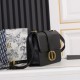Plain 210Di0r 30 Montaigne Black Montaigne bag with original box with internal code Inspired by the classic presence of Dior since its founding in 1947 at 30 Avenue Montaigne The entire bag is in the popular contemporary vintage style to symbolize women's