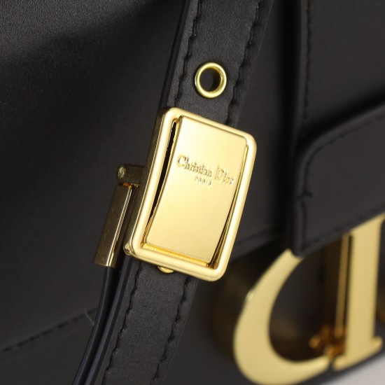 Plain 210Di0r 30 Montaigne Black Montaigne bag with original box with internal code Inspired by the classic presence of Dior since its founding in 1947 at 30 Avenue Montaigne The entire bag is in the popular contemporary vintage style to symbolize women's