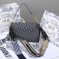 Batch 260 large gold buckle exclusive Vintage saddle bag The originator of the saddle is it divided into single horse and double horse personally prefer single horse craft is really good in dior hardware so many years or so glossy light gold is very textu