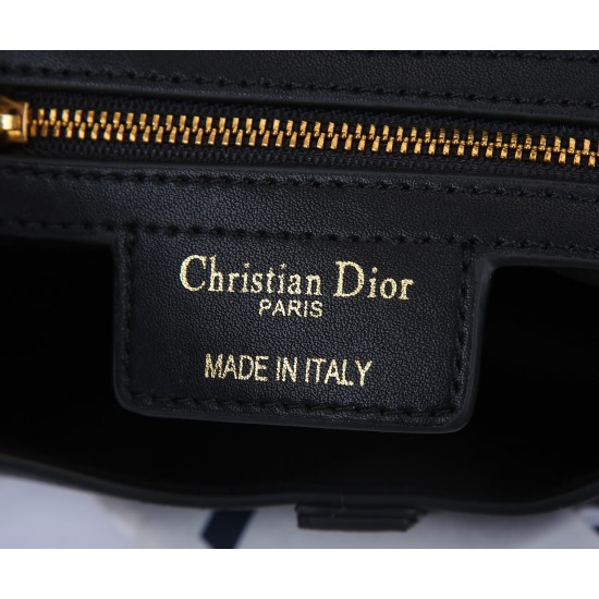 240 plain large Dior saddle all leather series with counter box model 1033 large size 255 x 20 x 65 cmBe a classic with classicsFashion is easy to pass away classics will always existFashion is a cycleModel saddle bag from the original birth all the way t