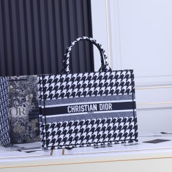 Large lock side models inside and outside the pattern Dior Book Tote Series 9898 most people consume luxury brands first thought is to buy practical classic models but in fact, like the DI0R this kind of collaborative art TOTE should be the focus of the c