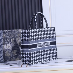 Large lock side models inside and outside the pattern Dior Book Tote Series 9898 most people consume luxury brands first thought is to buy practical classic models but in fact, like the DI0R this kind of collaborative art TOTE should be the focus of the c