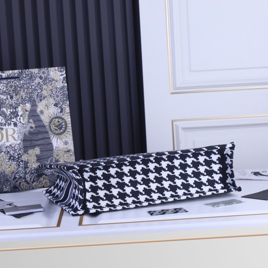 Large lock side models inside and outside the pattern Dior Book Tote Series 9898 most people consume luxury brands first thought is to buy practical classic models but in fact, like the DI0R this kind of collaborative art TOTE should be the focus of the c