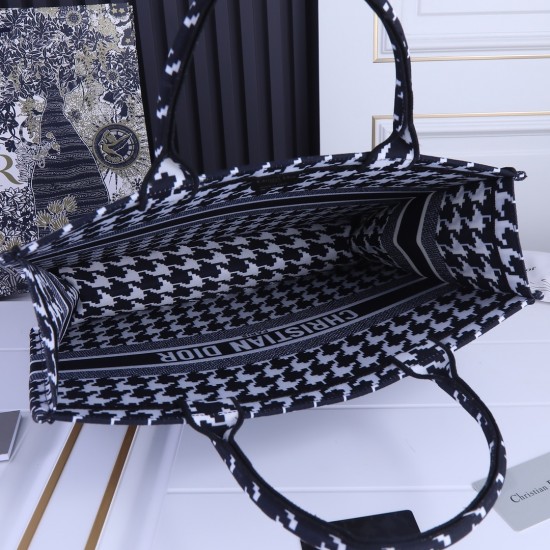 Large lock side models inside and outside the pattern Dior Book Tote Series 9898 most people consume luxury brands first thought is to buy practical classic models but in fact, like the DI0R this kind of collaborative art TOTE should be the focus of the c