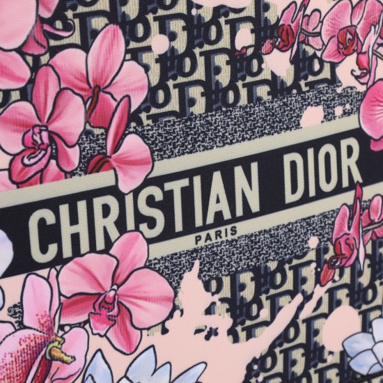 Flower cloth large size 170 lock edge high quality inside and outside pattern with picture silk scarf new upgrade large Dior Book Tote old flower series most people consume luxury brands first thought is to buy practical classic models but in fact, like D