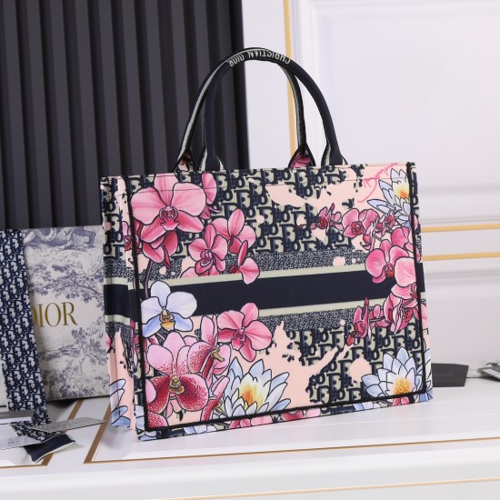 Flower cloth large size 170 lock edge high quality inside and outside pattern with picture silk scarf new upgrade large Dior Book Tote old flower series most people consume luxury brands first thought is to buy practical classic models but in fact, like D