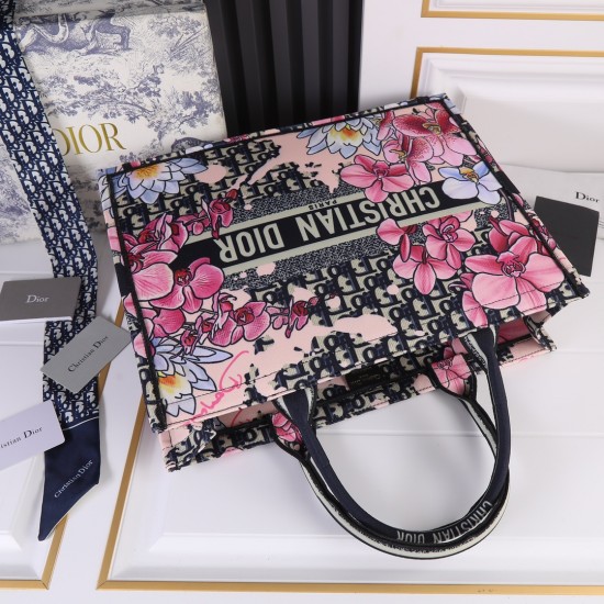 Flower cloth large size 170 lock edge high quality inside and outside pattern with picture silk scarf new upgrade large Dior Book Tote old flower series most people consume luxury brands first thought is to buy practical classic models but in fact, like D