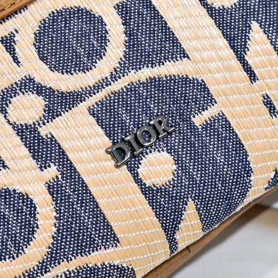 Large 250 This Rider 20 zippered messenger bag is practical and compact, ideal for everyday use, crafted in black Oblique printed fabric with the Dior logo on the front embellished with black grained cowhide leather details, zippered compartment and front