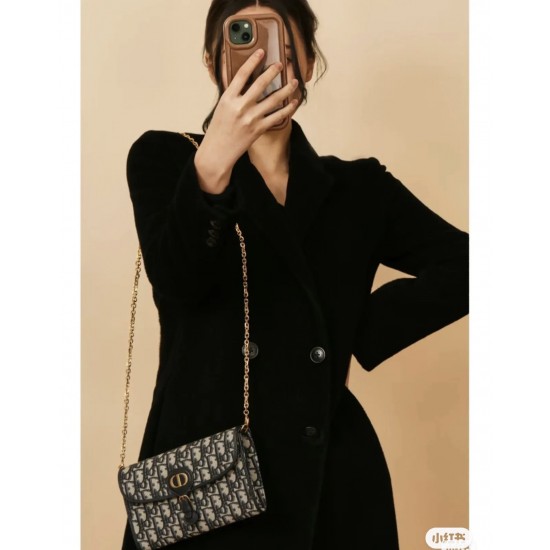 190 NEW SHIPPING WITH BOXThis season's new Dior Bobby EastWest chain handbag is crafted in blue Oblique printed fabric with a stylish and elegant flap decorated with a decorative CD clasp for a touch of style and practicalityCompartment with small removab