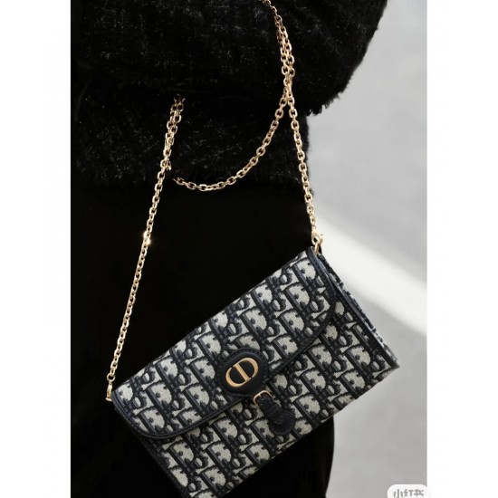 190 NEW SHIPPING WITH BOXThis season's new Dior Bobby EastWest chain handbag is crafted in blue Oblique printed fabric with a stylish and elegant flap decorated with a decorative CD clasp for a touch of style and practicalityCompartment with small removab