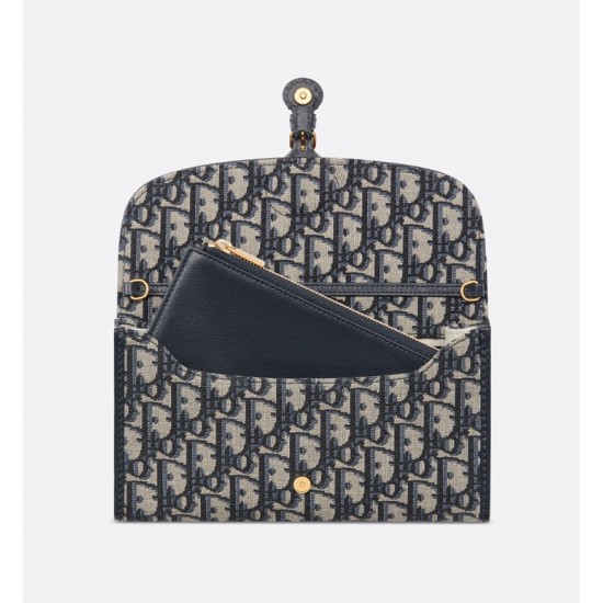 190 NEW SHIPPING WITH BOXThis season's new Dior Bobby EastWest chain handbag is crafted in blue Oblique printed fabric with a stylish and elegant flap decorated with a decorative CD clasp for a touch of style and practicalityCompartment with small removab