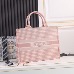 Large 170 lock edge inside and outside pattern with pictures silk scarf new upgrade large Dior Book Tote old flower series most people consume luxury brands the first thought is to buy practical classic models but in fact, like DI0R this kind of cooperati