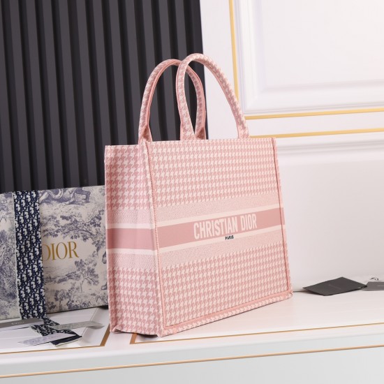 Large 170 lock edge inside and outside pattern with pictures silk scarf new upgrade large Dior Book Tote old flower series most people consume luxury brands the first thought is to buy practical classic models but in fact, like DI0R this kind of cooperati