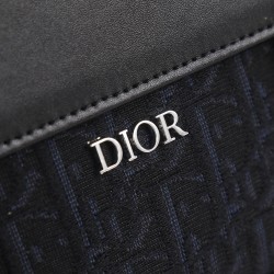 210 with box shipping Dior Oblique print Dior men's men's messenger bag highlights the fashionable and avant-garde style The leather double strap decoration on the front is one of the iconic elements of this item The classic print and the DIOR logo add th