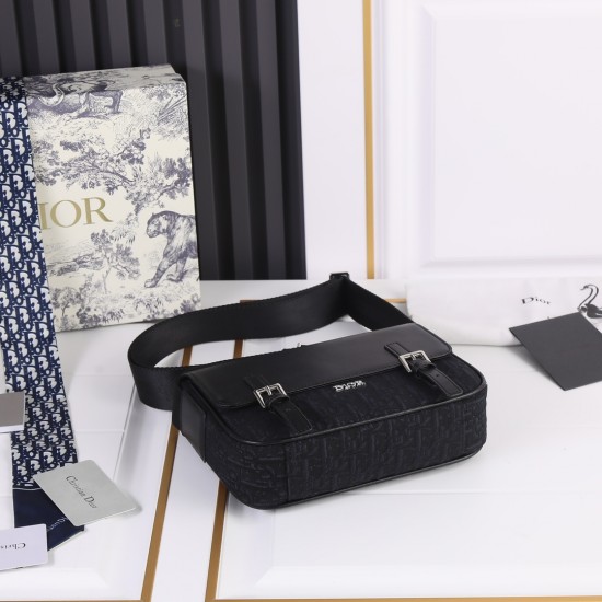 210 with box shipping Dior Oblique print Dior men's men's messenger bag highlights the fashionable and avant-garde style The leather double strap decoration on the front is one of the iconic elements of this item The classic print and the DIOR logo add th