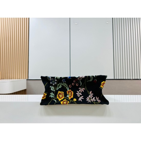 Recognize the thick fabric small original single black chrysanthemum Book Tote most people consume luxury brands first thought is to buy practical classic models but in fact, like DIO R this kind of collaborative art TOTE should be the focus of the collec