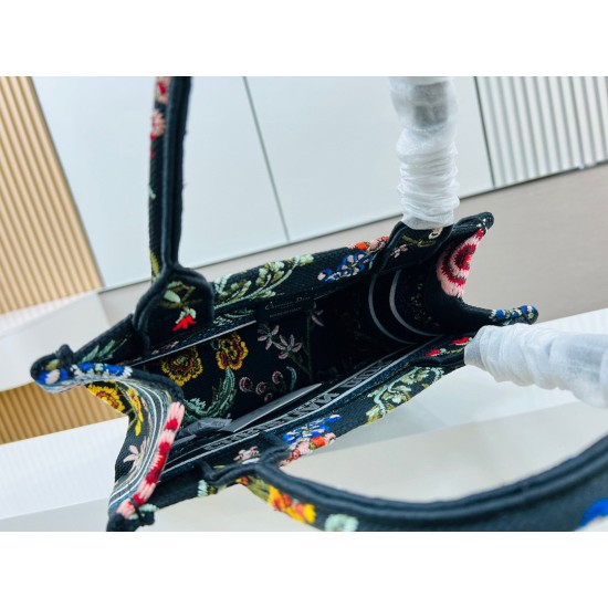 Recognize the thick fabric small original single black chrysanthemum Book Tote most people consume luxury brands first thought is to buy practical classic models but in fact, like DIO R this kind of collaborative art TOTE should be the focus of the collec