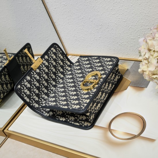 200 Di0r 30 Montaigne Montaigne bag with box new upgrade Oblique fabric gray inspired by the classic presence of Dior since its founding in 1947 at 30 Avenue Montaigne is an address a brand a boutique history of the legend of the entire bag is a contempor