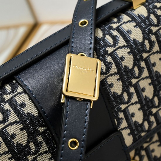 200 Di0r 30 Montaigne Montaigne bag with box new upgrade Oblique fabric gray inspired by the classic presence of Dior since its founding in 1947 at 30 Avenue Montaigne is an address a brand a boutique history of the legend of the entire bag is a contempor