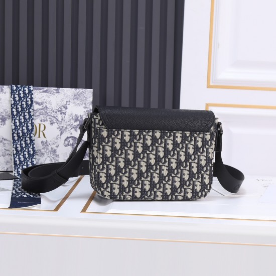 240 ORIGINAL BLUE FABRIC FEATURED TOP ORIGINAL This mini saddle messenger bag is smart and stylish, crafted in black grained cowhide leather with a flap closure and the DIOR logo highlighting the sophisticated appeal of the saddle bag.Spacious interior co