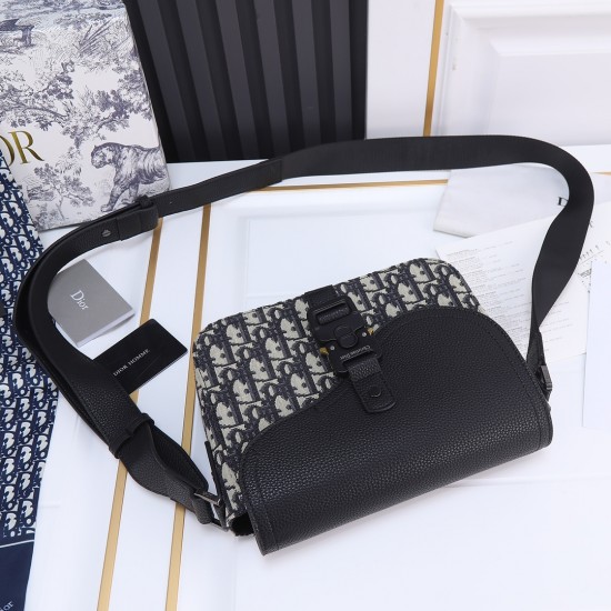 240 ORIGINAL BLUE FABRIC FEATURED TOP ORIGINAL This mini saddle messenger bag is smart and stylish, crafted in black grained cowhide leather with a flap closure and the DIOR logo highlighting the sophisticated appeal of the saddle bag.Spacious interior co
