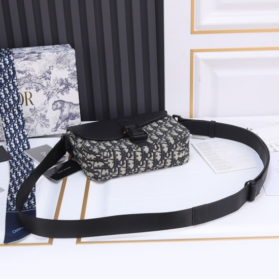 240 ORIGINAL BLUE FABRIC FEATURED TOP ORIGINAL This mini saddle messenger bag is smart and stylish, crafted in black grained cowhide leather with a flap closure and the DIOR logo highlighting the sophisticated appeal of the saddle bag.Spacious interior co