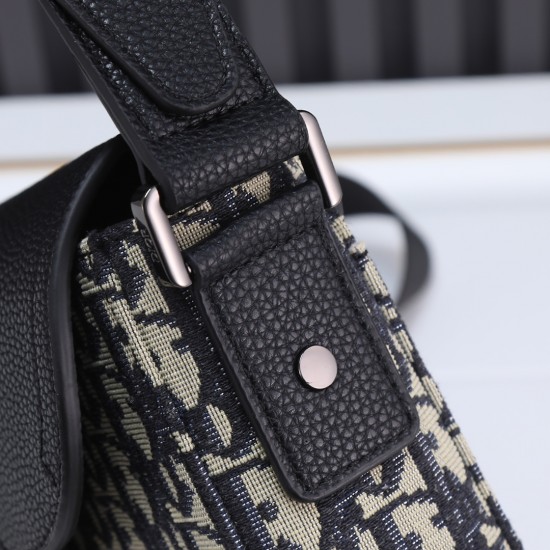 240 ORIGINAL BLUE FABRIC FEATURED TOP ORIGINAL This mini saddle messenger bag is smart and stylish, crafted in black grained cowhide leather with a flap closure and the DIOR logo highlighting the sophisticated appeal of the saddle bag.Spacious interior co