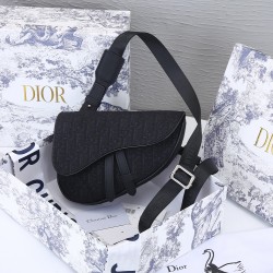 Lot of 200 black cloth with the original box Dior Saddle mini version of the shoulder strap can be removed can be used as a clutch bag with a belt as a fanny pack oh a bag of three shoulder clutch fanny pack 2020 early spring series saddle saddle bag stro