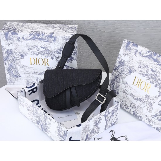 Lot of 200 black cloth with the original box Dior Saddle mini version of the shoulder strap can be removed can be used as a clutch bag with a belt as a fanny pack oh a bag of three shoulder clutch fanny pack 2020 early spring series saddle saddle bag stro