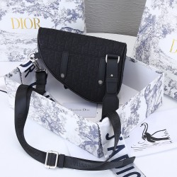Lot of 200 black cloth with the original box Dior Saddle mini version of the shoulder strap can be removed can be used as a clutch bag with a belt as a fanny pack oh a bag of three shoulder clutch fanny pack 2020 early spring series saddle saddle bag stro