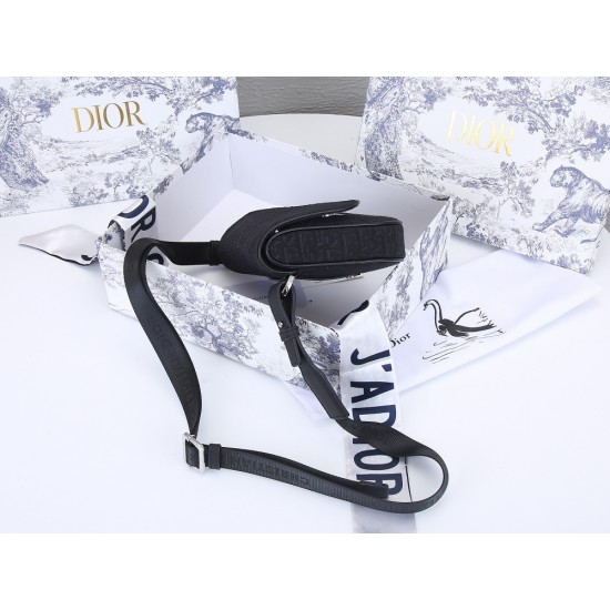 Lot of 200 black cloth with the original box Dior Saddle mini version of the shoulder strap can be removed can be used as a clutch bag with a belt as a fanny pack oh a bag of three shoulder clutch fanny pack 2020 early spring series saddle saddle bag stro