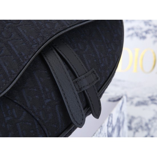 Lot of 200 black cloth with the original box Dior Saddle mini version of the shoulder strap can be removed can be used as a clutch bag with a belt as a fanny pack oh a bag of three shoulder clutch fanny pack 2020 early spring series saddle saddle bag stro