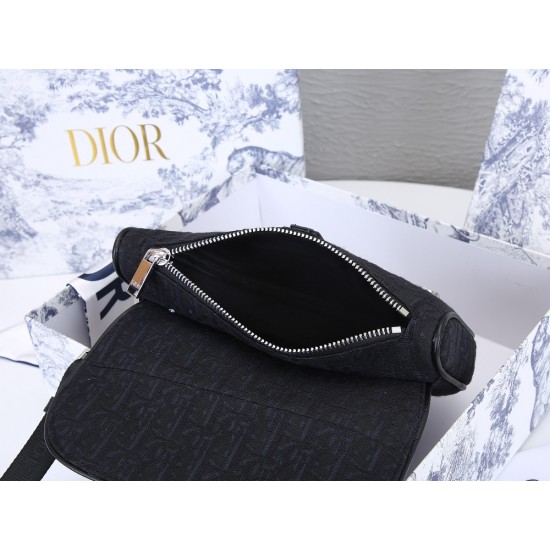 Lot of 200 black cloth with the original box Dior Saddle mini version of the shoulder strap can be removed can be used as a clutch bag with a belt as a fanny pack oh a bag of three shoulder clutch fanny pack 2020 early spring series saddle saddle bag stro