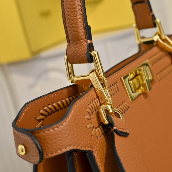 420 model 33206 plus chain plus 30 New! New in stock New in stock Iconic Peekaboo ISeeU large handbag handmade leather weave with signature twist locks on both sides from the outside you can see the soft leather lining in the same color Two compartments s