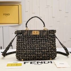 260 model 4406 FI new old flower weaving kitten peekaboo is Fendi's most classic a handbag on the body is super good to see the highest rate of pieces can be a variety of retro with the classic style is really the more you look the more you like comes wit