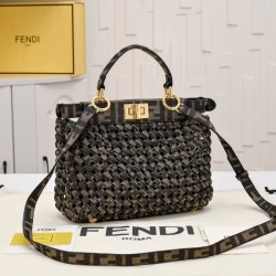 260 model 4406 FI new old flower weaving kitten peekaboo is Fendi's most classic a handbag on the body is super good to see the highest rate of pieces can be a variety of retro with the classic style is really the more you look the more you like comes wit