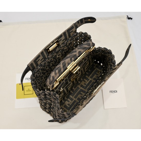 260 model 4406 FI new old flower weaving kitten peekaboo is Fendi's most classic a handbag on the body is super good to see the highest rate of pieces can be a variety of retro with the classic style is really the more you look the more you like comes wit