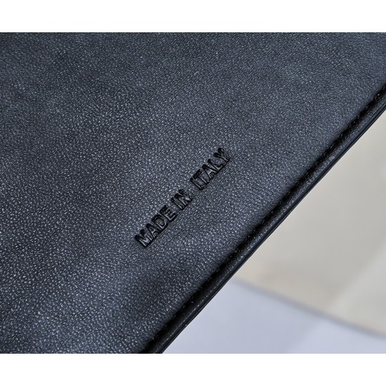 350 Model 7705 Iconic peekaboo iseeu Ideal compact handbag hand-stitched with 306 stitches in the same color and large bright thread representing traditional selleria craftsmanship in a selection of dove grey cuoio romano leather with iconic natural grain