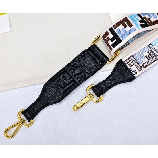 350 Model 7705 Iconic peekaboo iseeu Ideal compact handbag hand-stitched with 306 stitches in the same color and large bright thread representing traditional selleria craftsmanship in a selection of dove grey cuoio romano leather with iconic natural grain