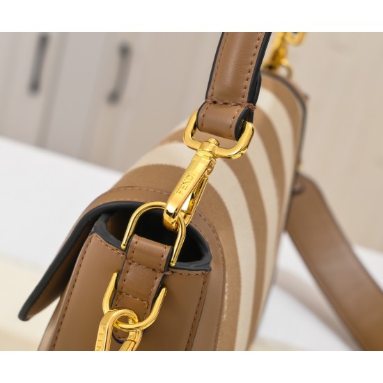 230Model 3321Official websiteThe newest version of the iconic Baguette baguette, the medium baguette bag has been a trend-setting IT bag since its launch in 1997.Versatile and classic, this bag features an iconic underarm design inspired by the baguette b