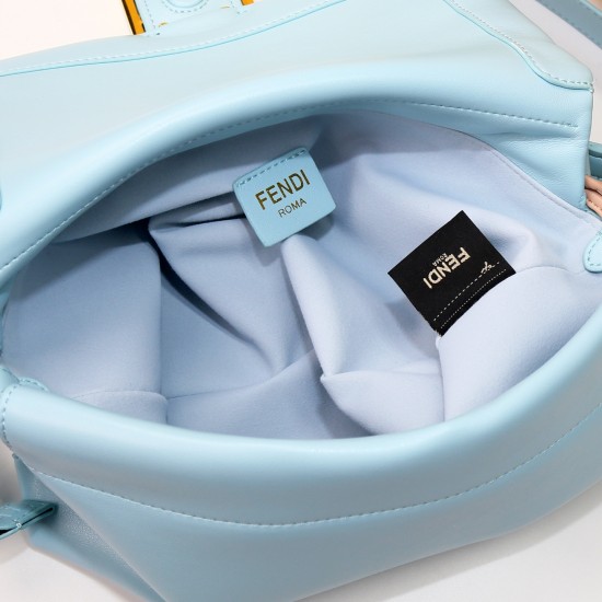 250 Celebrate the new Mamma Baguette is coming the double combination of baguette and lucky bag the most gentle bag in the whole network there is no one soft and sticky lambskin is also too tender both lazy and high-grade iconic hardware buckle with lambs