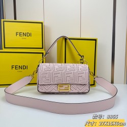 390Fendi baguette bag with 306 stitches of the same color mini bright thread hand-stitched to represent the traditional Selleria craftsmanship with the iconic natural grained calfskin leather by the use of no metal tanning process is more versatile as lon