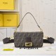 P230 model 3381 silver buckle FEND1 vintage super valiant antique baguette armpit bag this year the armpit bag is the mainstream properly concave styling artifacts many fashion bloggers are manually a baguette is Fendi's most classic a bag on the body is 
