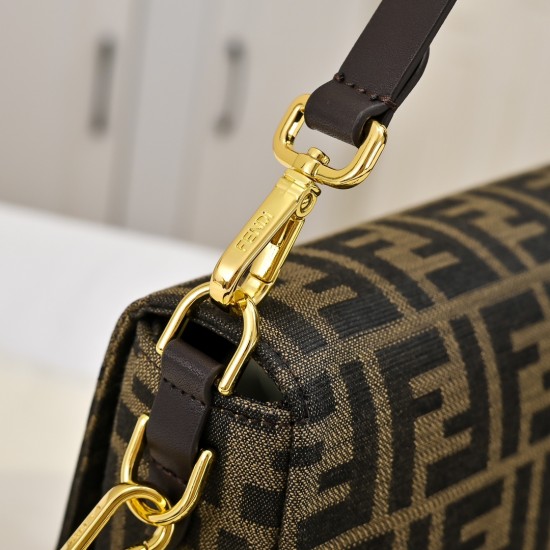 P230 model 3381 silver buckle FEND1 vintage super valiant antique baguette armpit bag this year the armpit bag is the mainstream properly concave styling artifacts many fashion bloggers are manually a baguette is Fendi's most classic a bag on the body is 