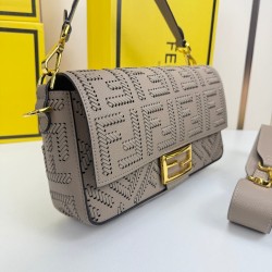 390Fendi baguette bag with 306 stitches of the same color mini bright thread hand-stitched to represent the traditional Selleria craftsmanship with the iconic natural grained calfskin leather by the use of no metal tanning process is more versatile as lon