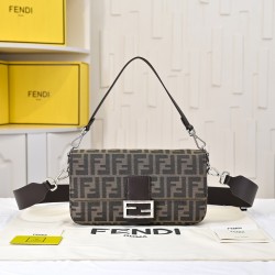 P230 model 3381 silver buckle FEND1 vintage super valiant antique baguette armpit bag this year the armpit bag is the mainstream properly concave styling artifacts many fashion bloggers are manually a baguette is Fendi's most classic a bag on the body is 