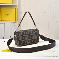P230 model 3381 silver buckle FEND1 vintage super valiant antique baguette armpit bag this year the armpit bag is the mainstream properly concave styling artifacts many fashion bloggers are manually a baguette is Fendi's most classic a bag on the body is 