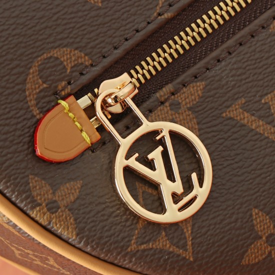 210 Original Upgraded Nicolas Ghesquire Traces his roots to the Croissant bag from the Louis Vuitton archives for the Spring 2022 collection Loop Half Moon Baguette Bag Compact shape to fit the body's rhythms Zippered front pocket with rounded LV zipper h